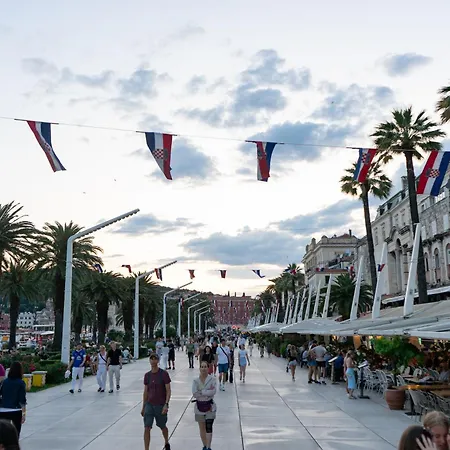 Charming 5 Min Walk From Old Town Apartment *